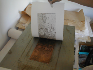 Bedrucktes Papier nach dem Druckvorgang von der Kupferplatte abziehen
